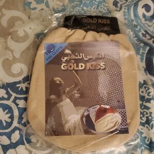 Gold Kiss Exfoliating Glove Anyonr Can Use It.